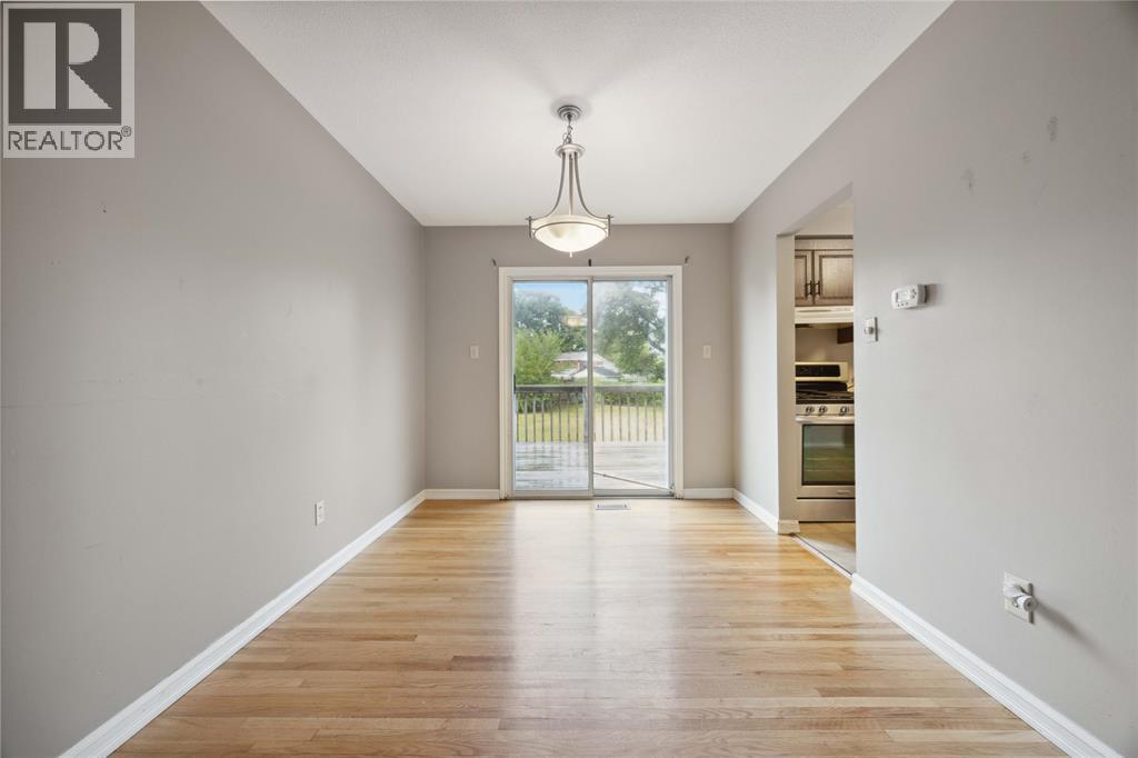 1060 Camelot Crescent, Sarnia, Ontario  N7S 3L3 - Photo 7 - 26010107