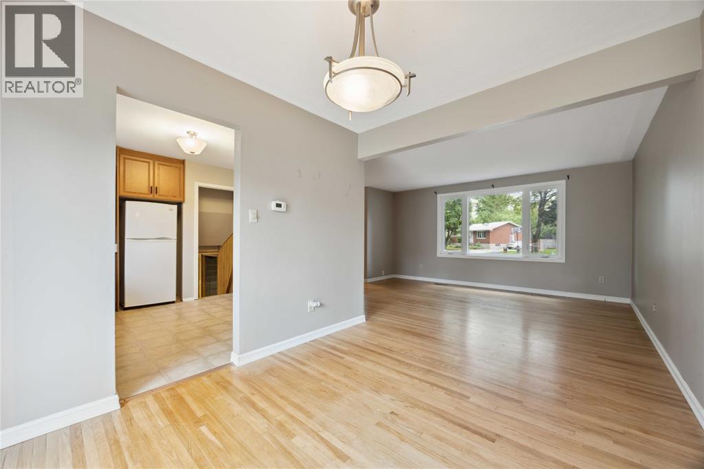 1060 Camelot Crescent, Sarnia, Ontario  N7S 3L3 - Photo 8 - 26010107