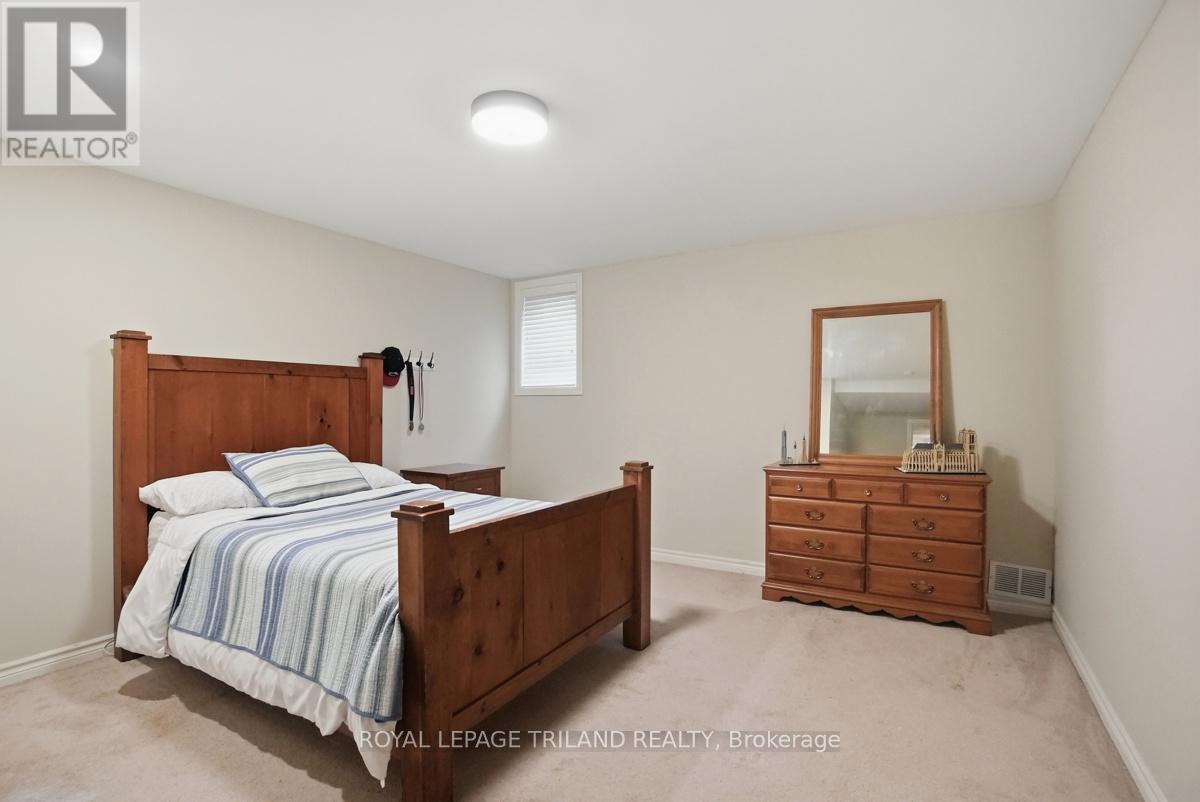 42 Mapleton Place, London South, Ontario  N6K 4A6 - Photo 32 - X13095226