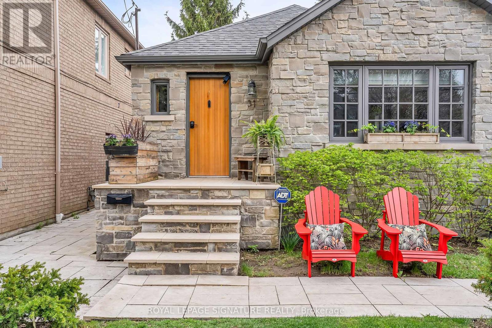 31 Burncrest Drive, Toronto, Ontario  M5M 2Z2 - Photo 4 - C13095122