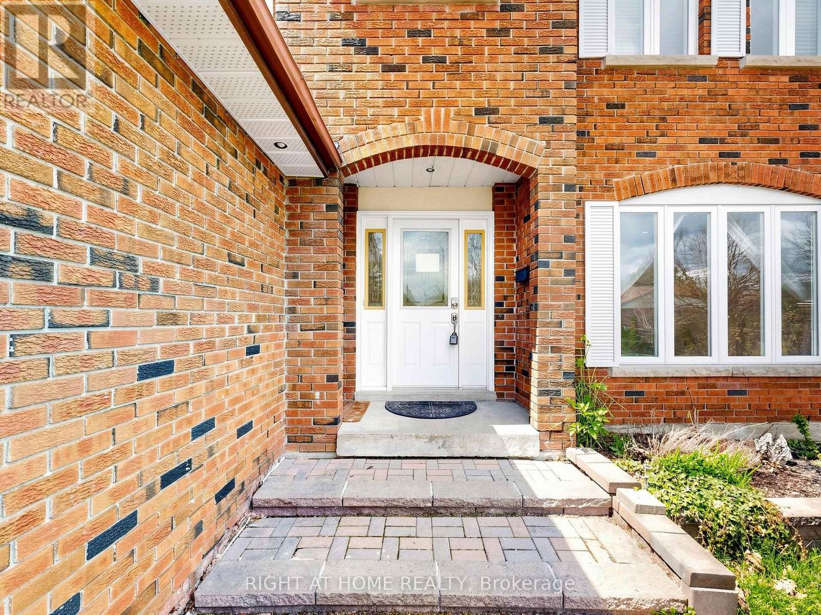 86 Howlett Avenue, Newmarket, Ontario  L3Y 5S5 - Photo 3 - N13094996
