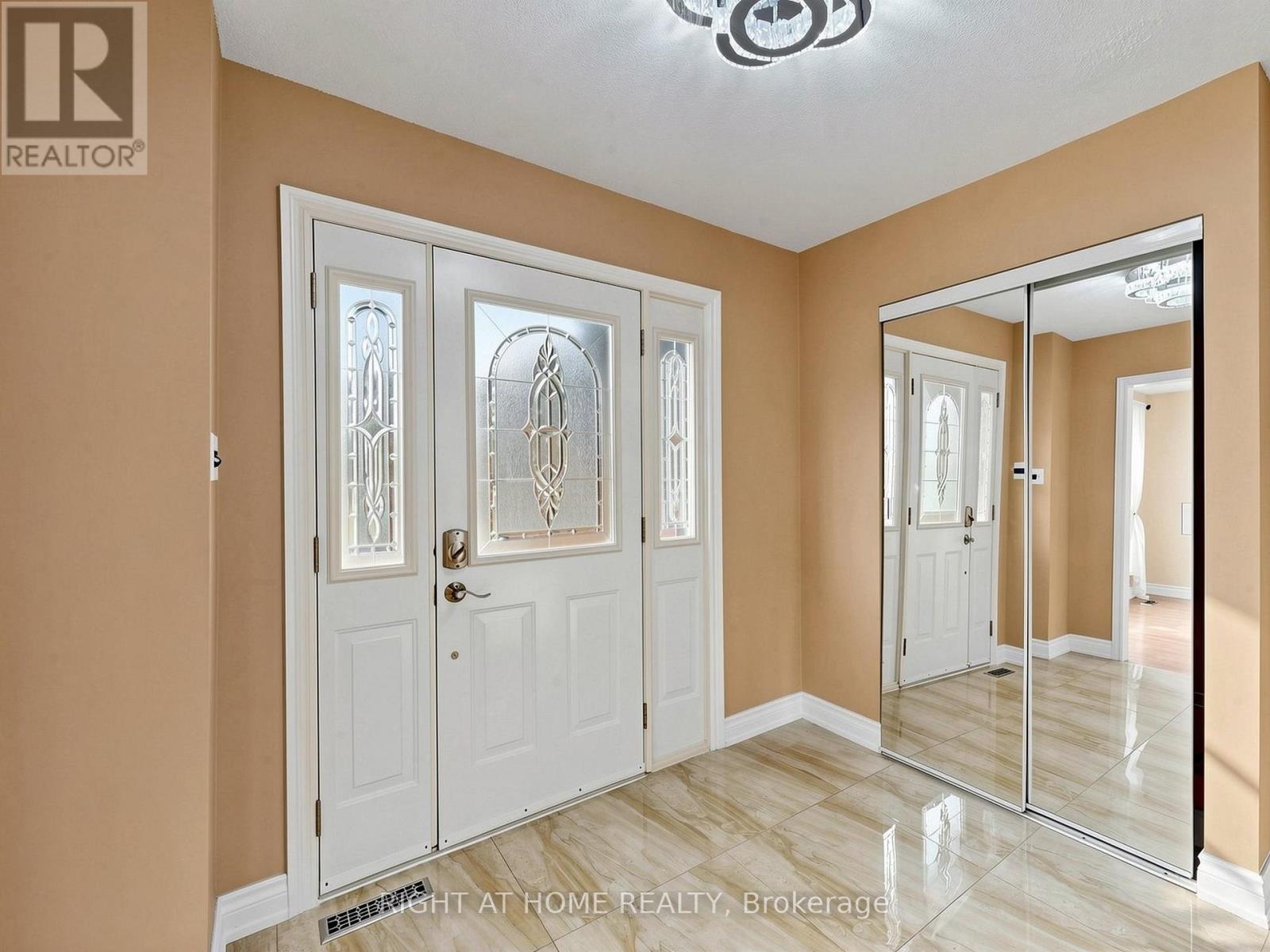 86 Howlett Avenue, Newmarket, Ontario  L3Y 5S5 - Photo 4 - N13094996
