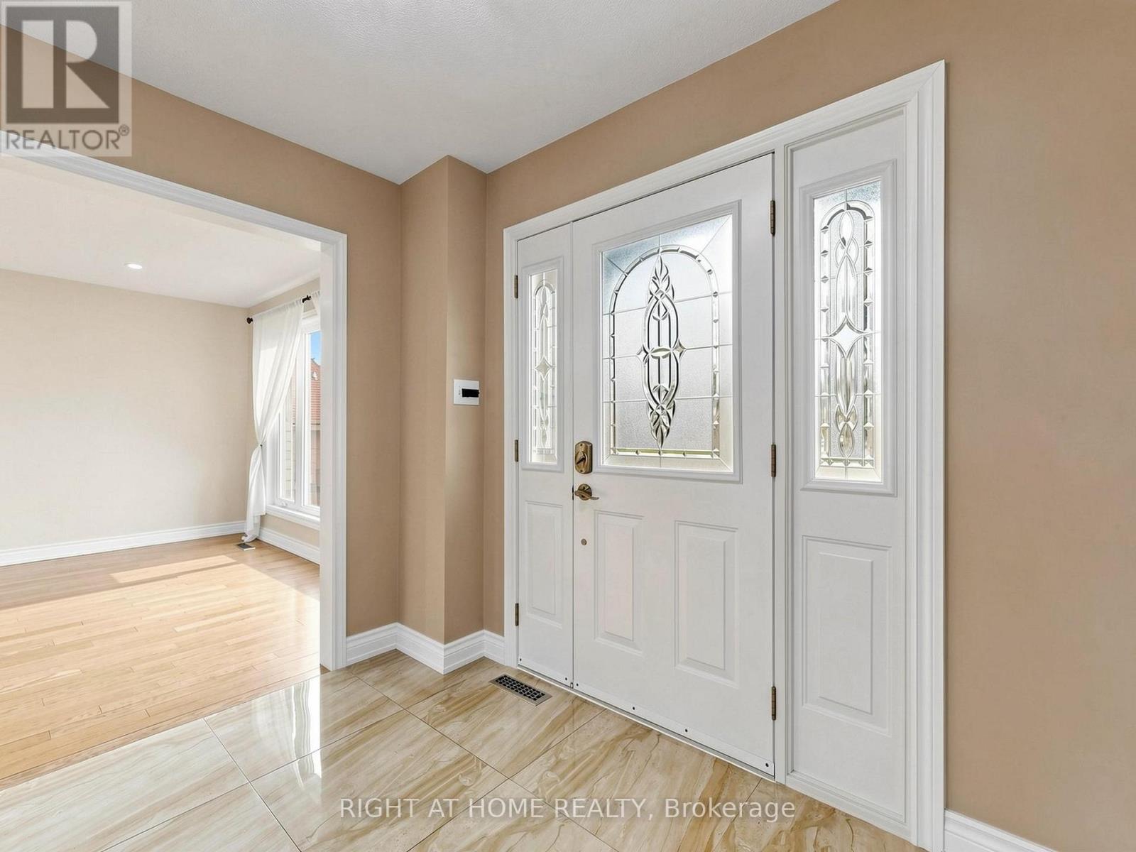 86 Howlett Avenue, Newmarket, Ontario  L3Y 5S5 - Photo 5 - N13094996