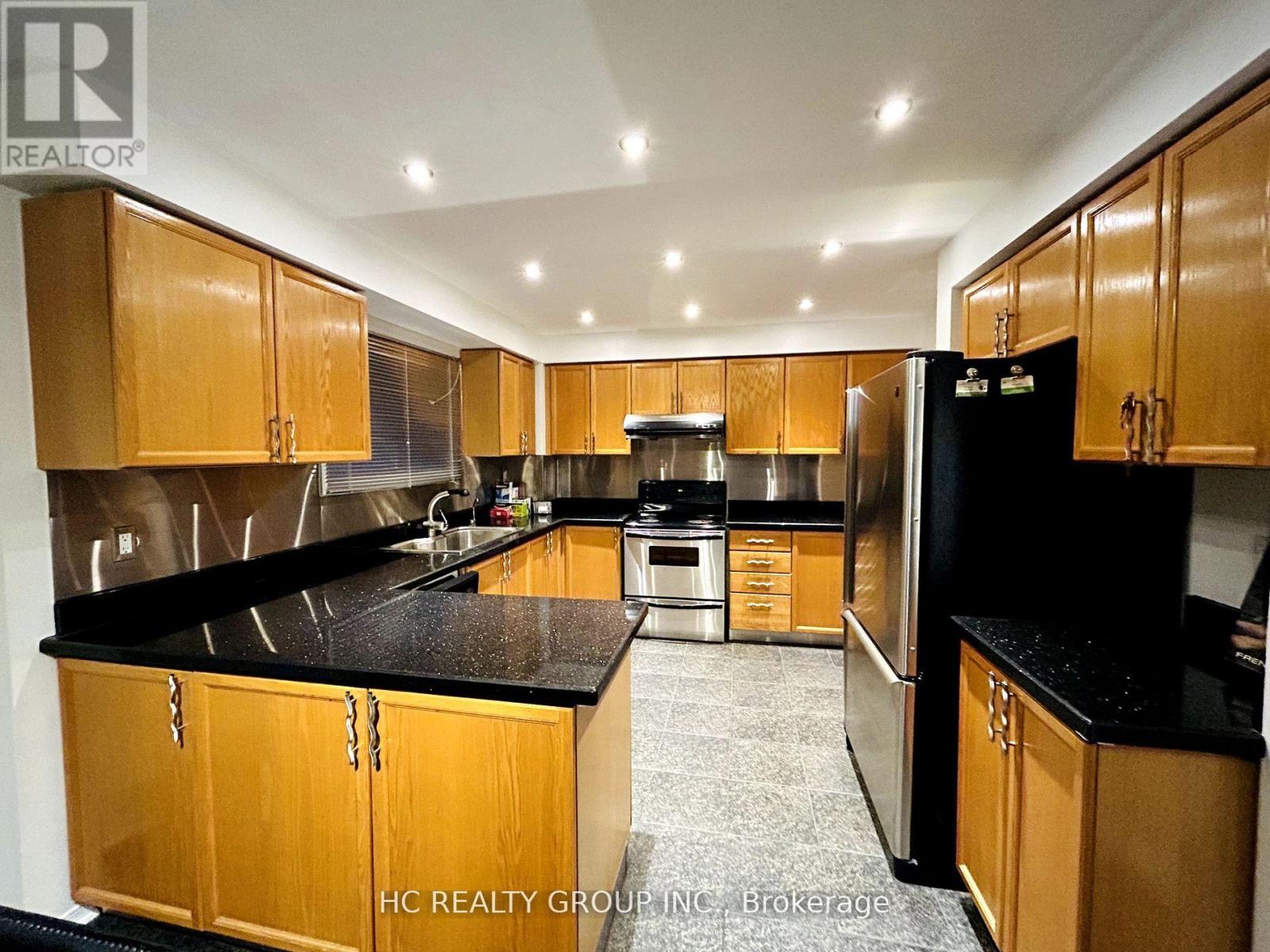 33 Westmoreland Court, Markham, Ontario  L3R 8L9 - Photo 4 - N13095008