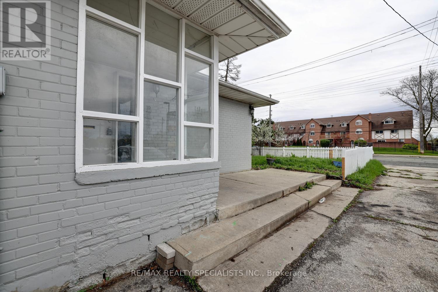 2434 Islington Avenue, Toronto, Ontario M9W 3X7 - Photo 8 - W13094904