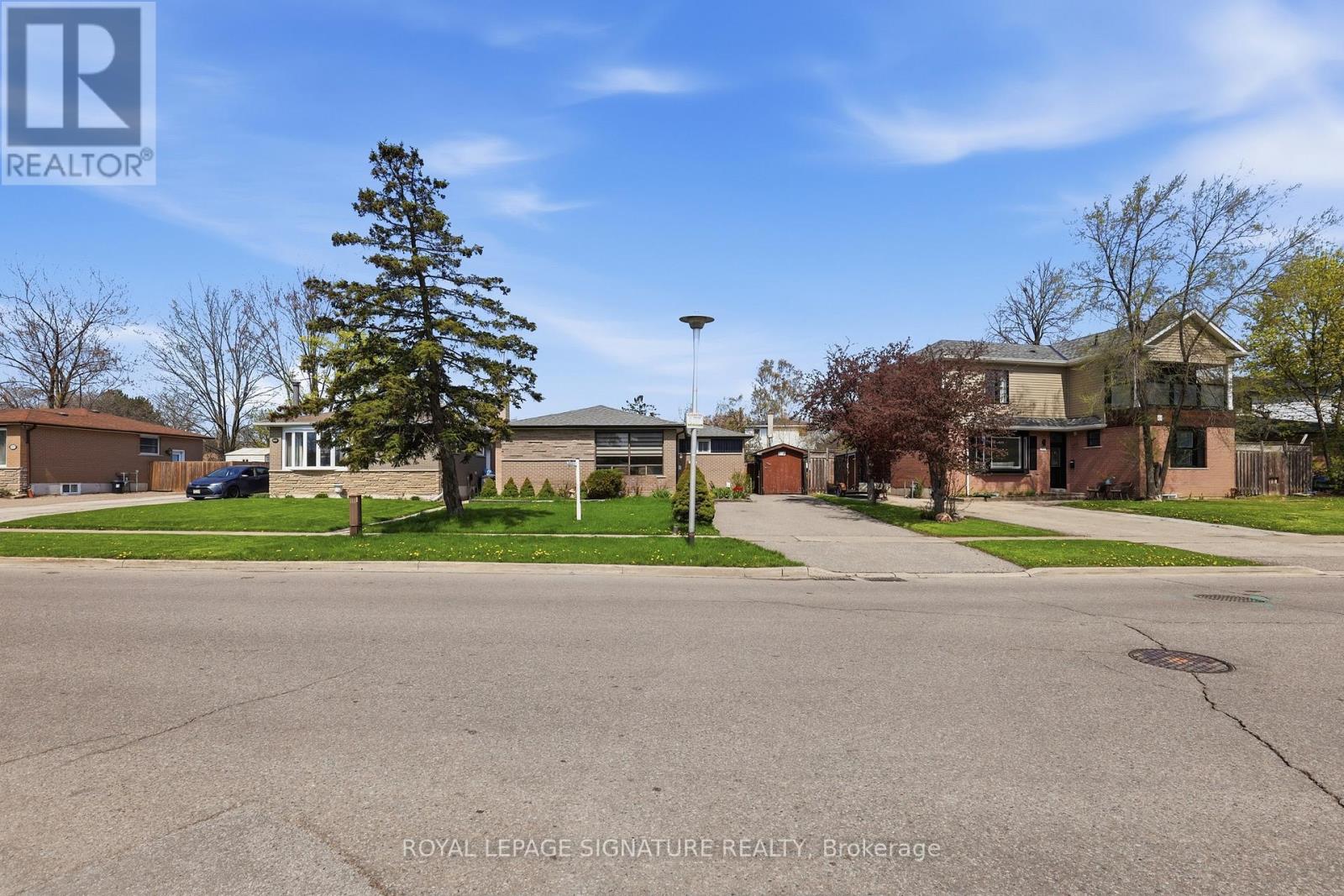 216 Folkstone Crescent, Brampton, Ontario  L6T 3N6 - Photo 3 - W13094918