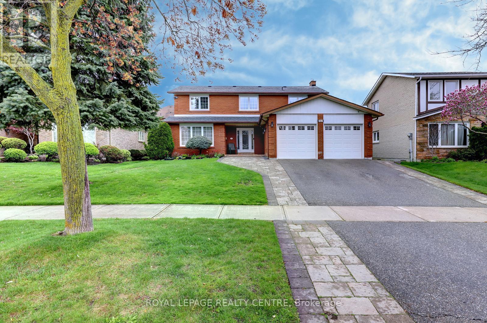 757 Damien Way, Mississauga, Ontario  L5C 3C3 - Photo 3 - W13095006