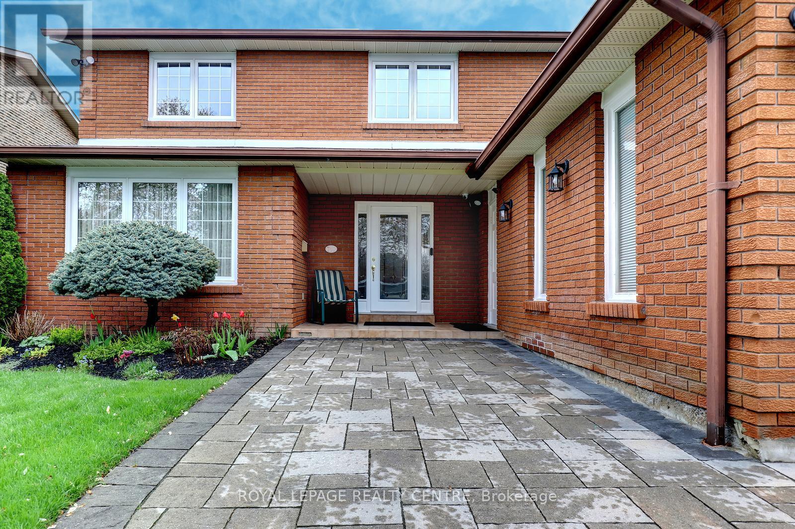 757 Damien Way, Mississauga, Ontario  L5C 3C3 - Photo 5 - W13095006