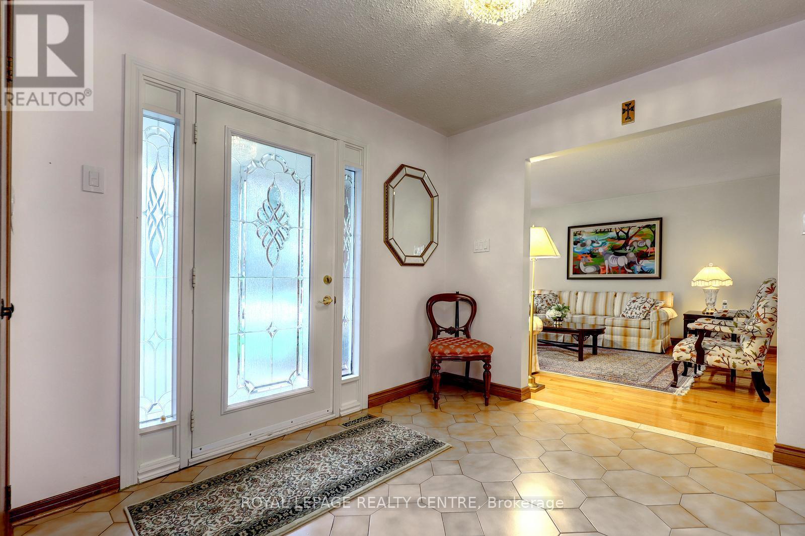 757 Damien Way, Mississauga, Ontario  L5C 3C3 - Photo 6 - W13095006