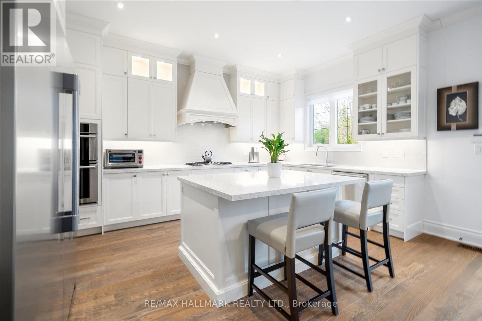 317 La Rose Avenue, Toronto, Ontario  M9P 1B8 - Photo 12 - W13095048