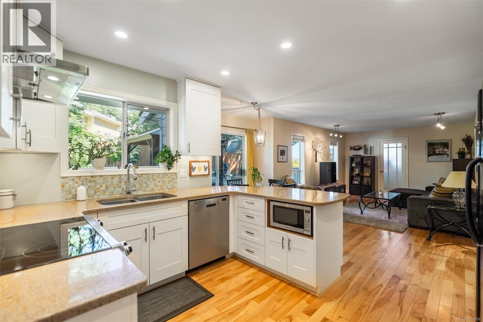 4211 Leaf Hill Green, Saanich, British Columbia  V8X 4X8 - Photo 11 - 1033706