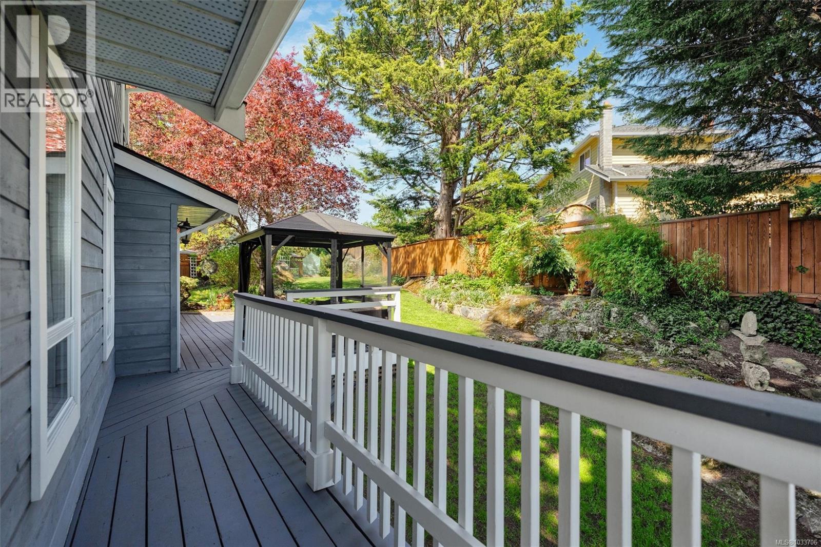 4211 Leaf Hill Green, Saanich, British Columbia  V8X 4X8 - Photo 35 - 1033706