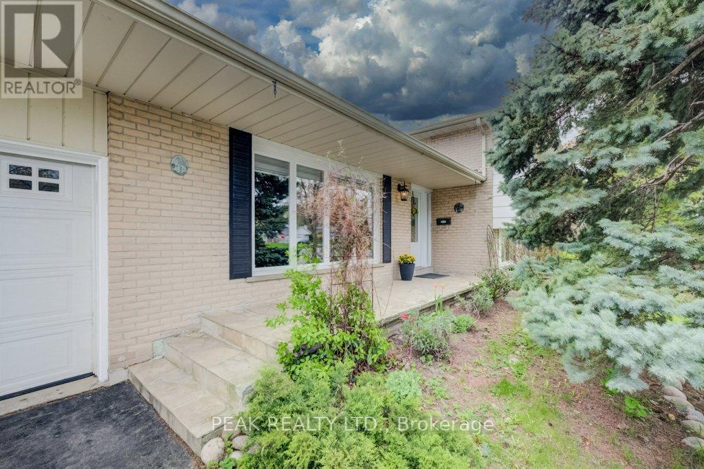 2235 Waycross Crescent, Mississauga, Ontario  L5K 1J5 - Photo 2 - W13095598