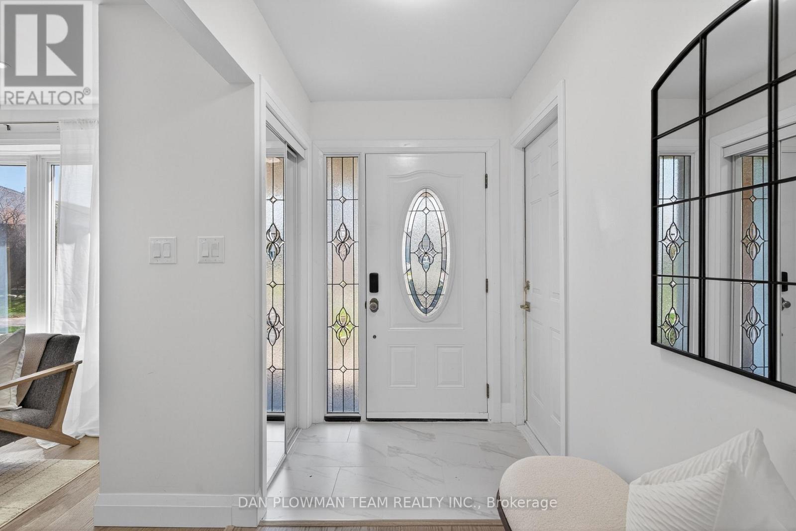 386 Grange Court, Oshawa, Ontario  L1G 7J1 - Photo 7 - E13095444