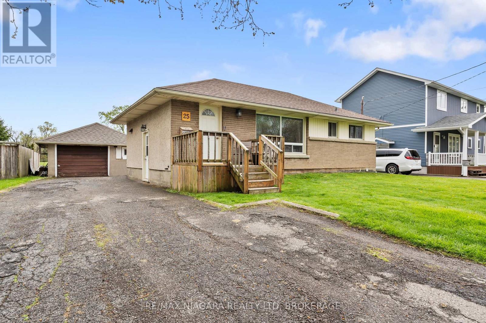 25 Bosnich Avenue, Welland, Ontario  L3C 2W6 - Photo 2 - X13095562