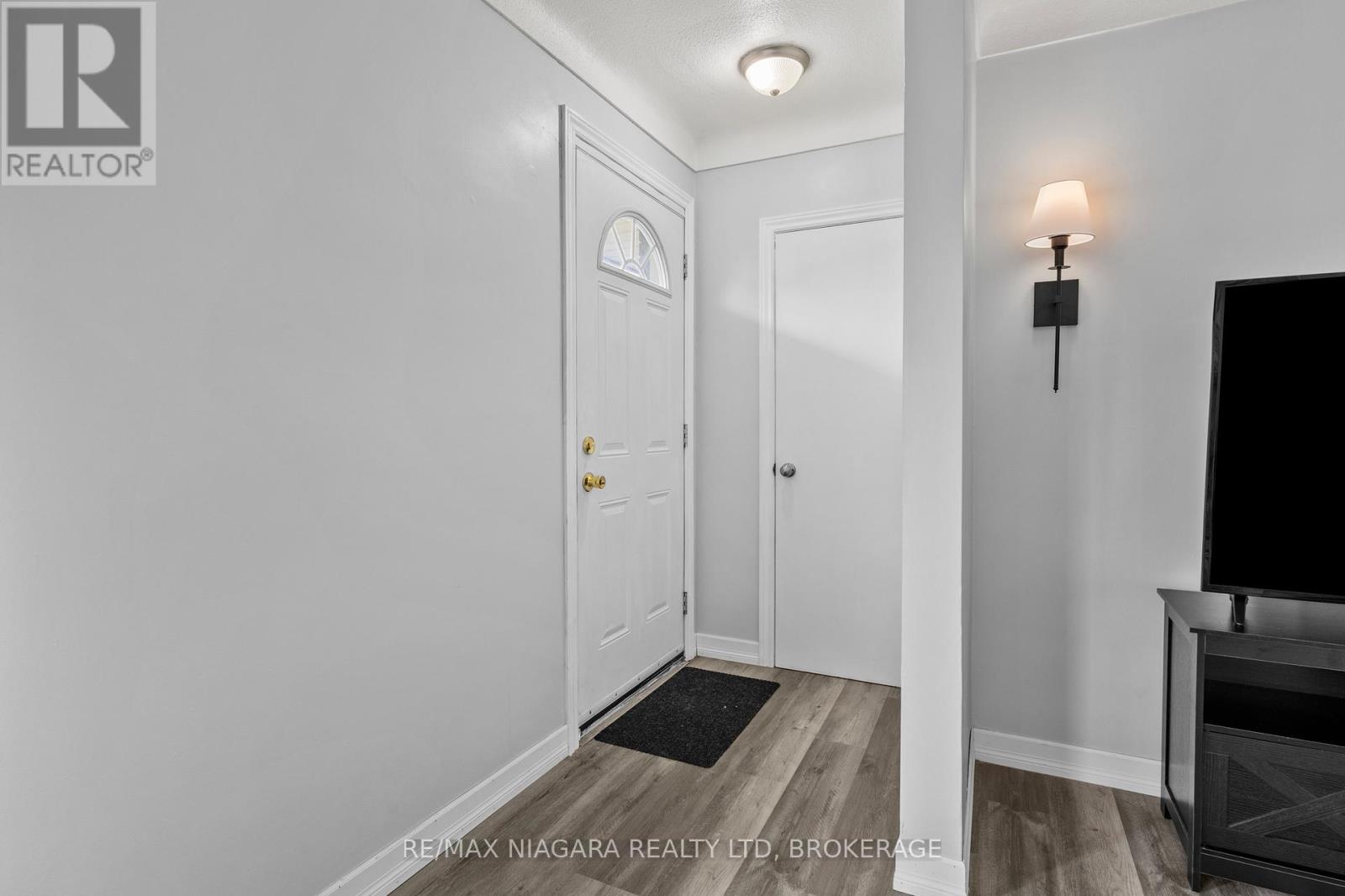 25 Bosnich Avenue, Welland, Ontario  L3C 2W6 - Photo 8 - X13095562