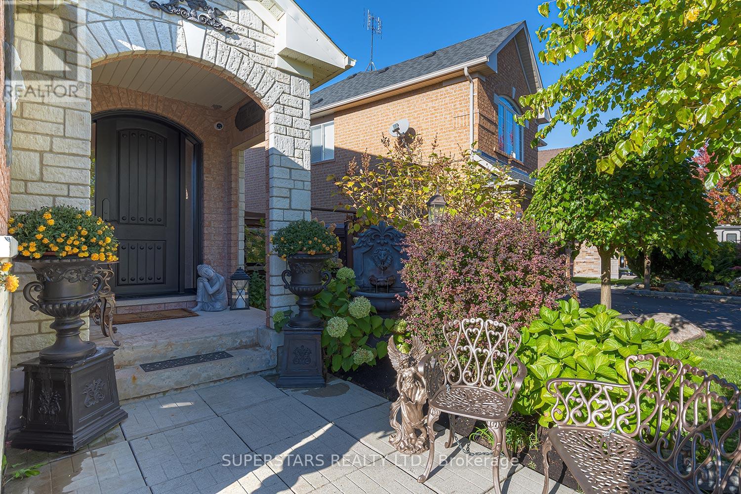 166 Worthington Avenue, Richmond Hill, Ontario  L4E 4N7 - Photo 2 - N13095436