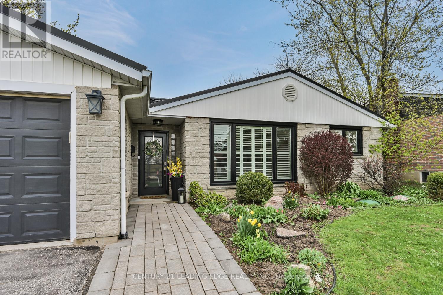207 Yeates Avenue, Barrie (Painswick North), Ontario  L4N 4C5 - Photo 3 - S13095402