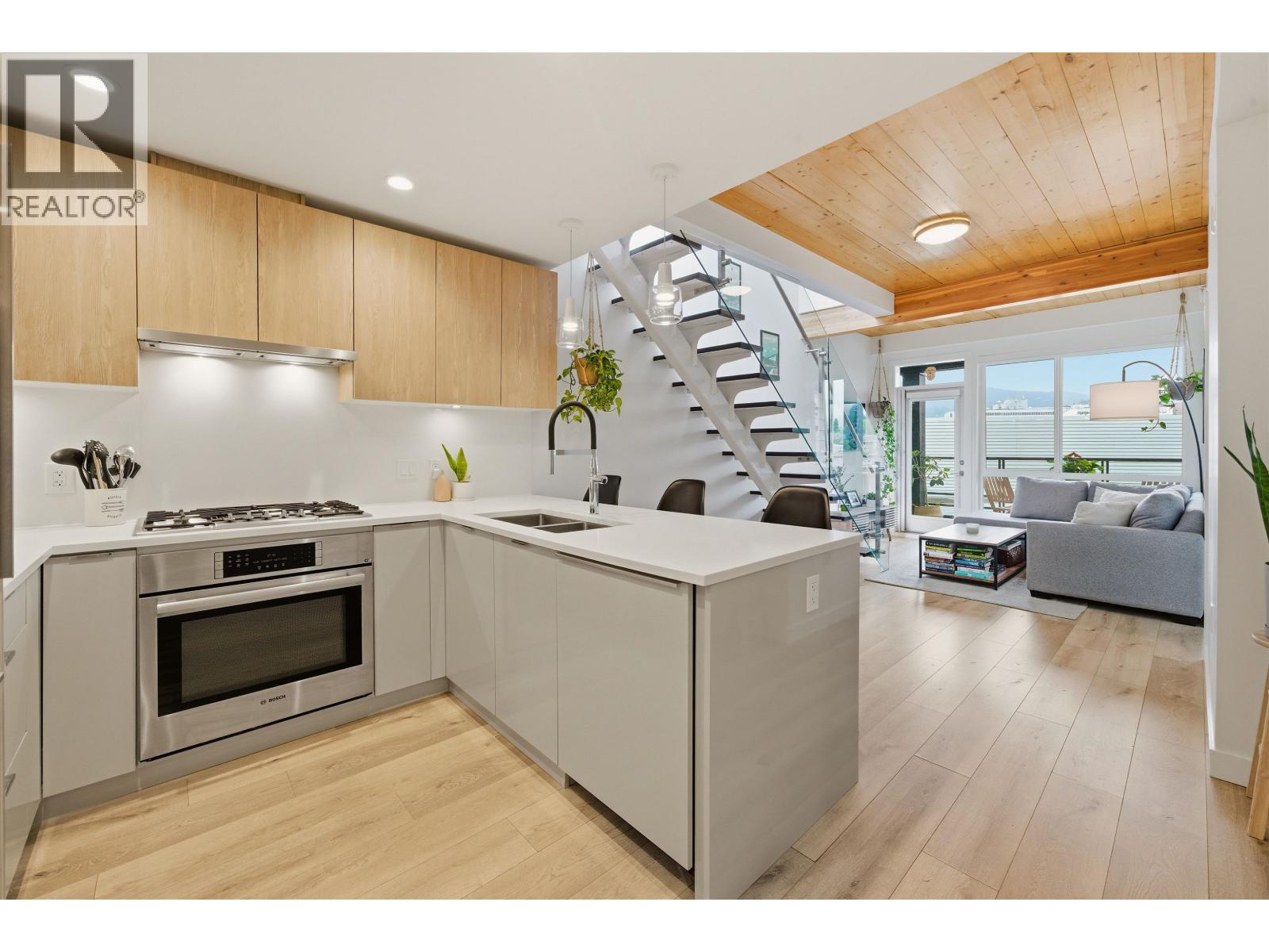607 128 E 8TH STREET, North Vancouver, British Columbia