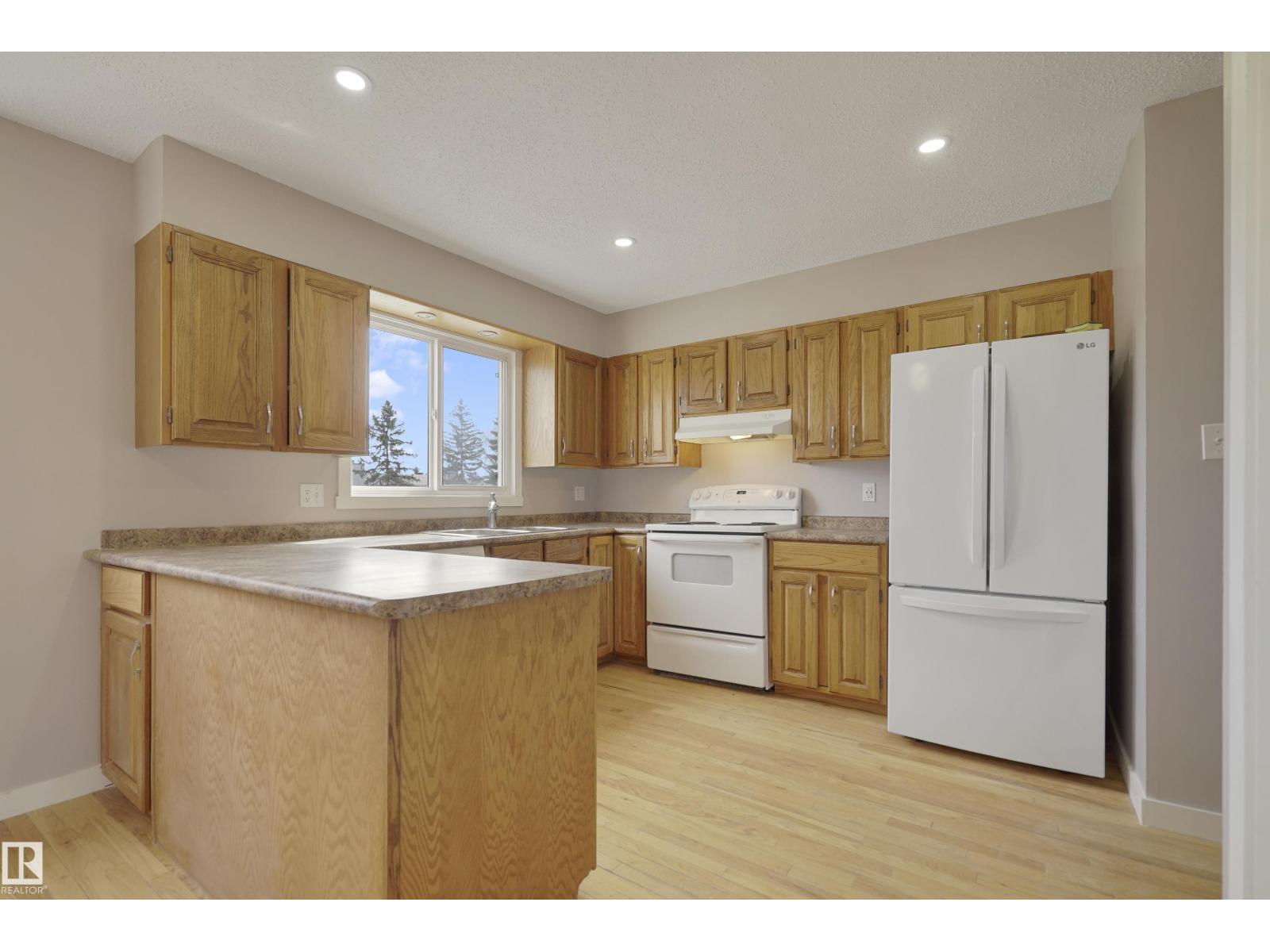 10612 158 Av Nw, Edmonton, Alberta  T5X 4H5 - Photo 2 - E4486183