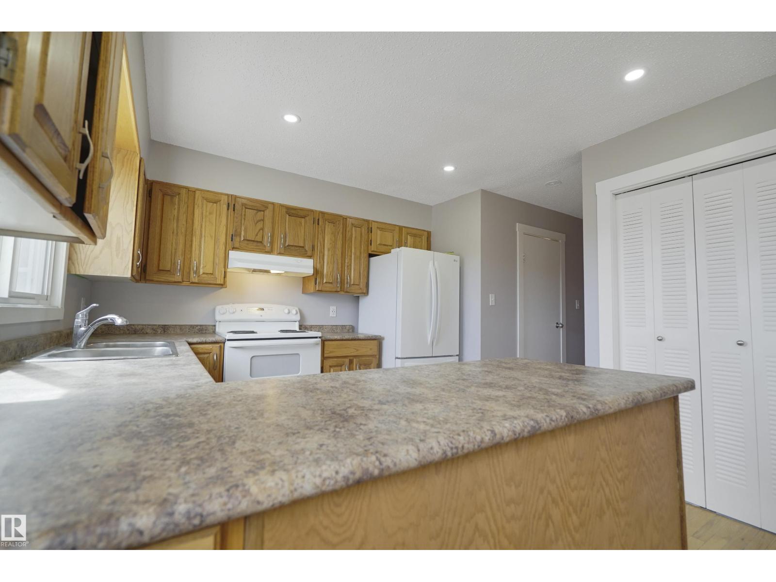 10612 158 Av Nw, Edmonton, Alberta  T5X 4H5 - Photo 3 - E4486183