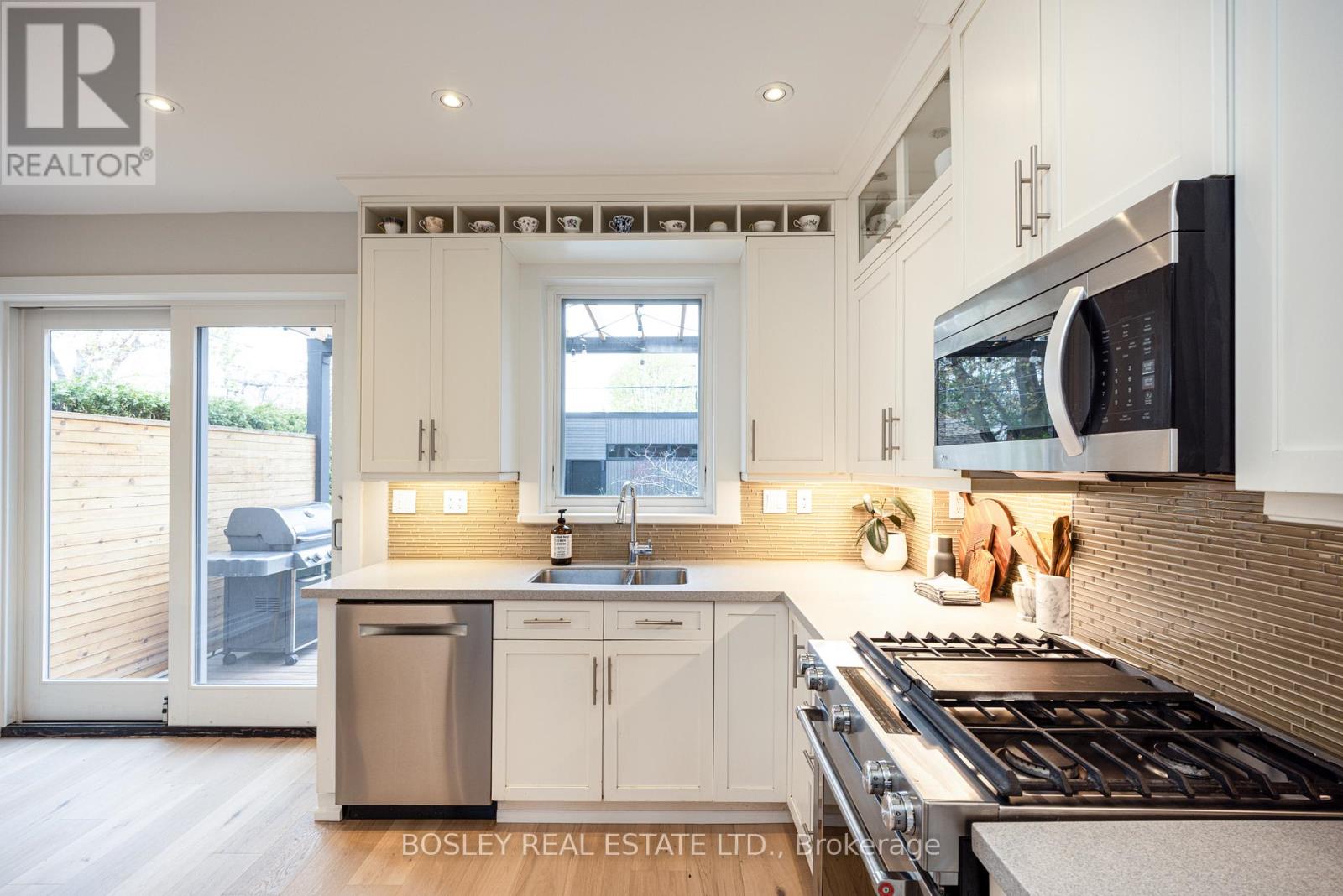 597 Durie Street, Toronto, Ontario  M6S 3H2 - Photo 10 - W13095406