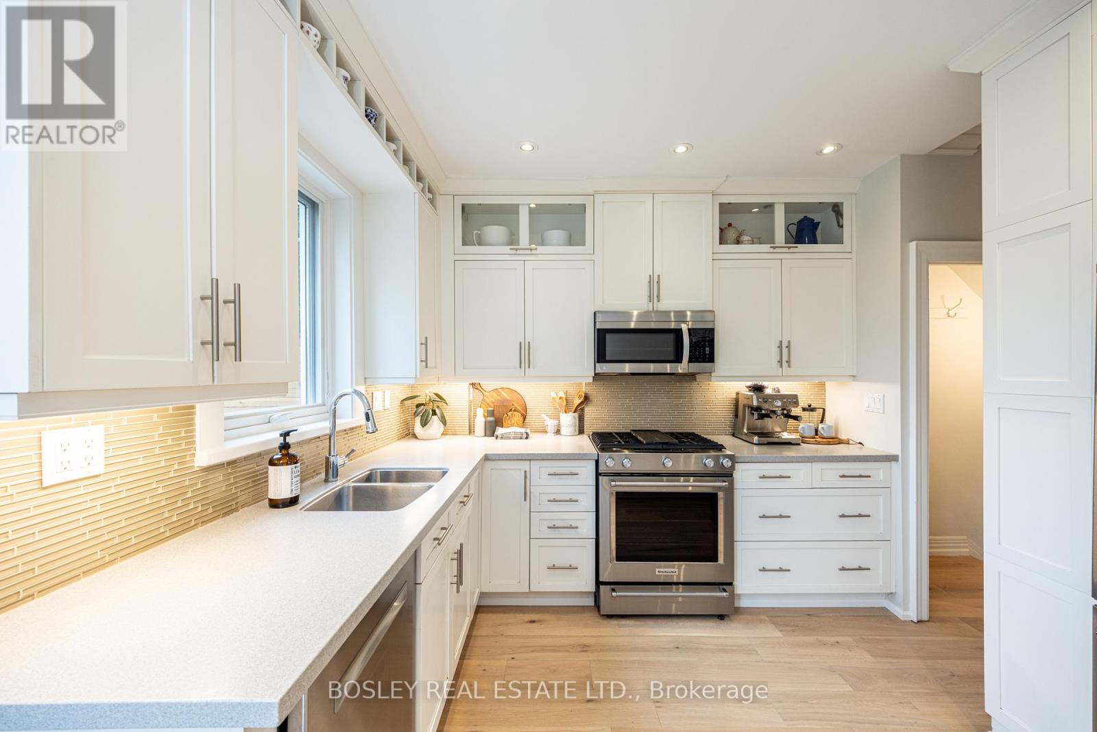 597 Durie Street, Toronto, Ontario  M6S 3H2 - Photo 11 - W13095406