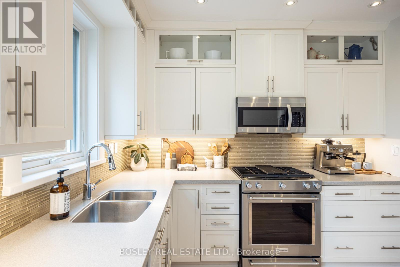597 Durie Street, Toronto, Ontario  M6S 3H2 - Photo 15 - W13095406