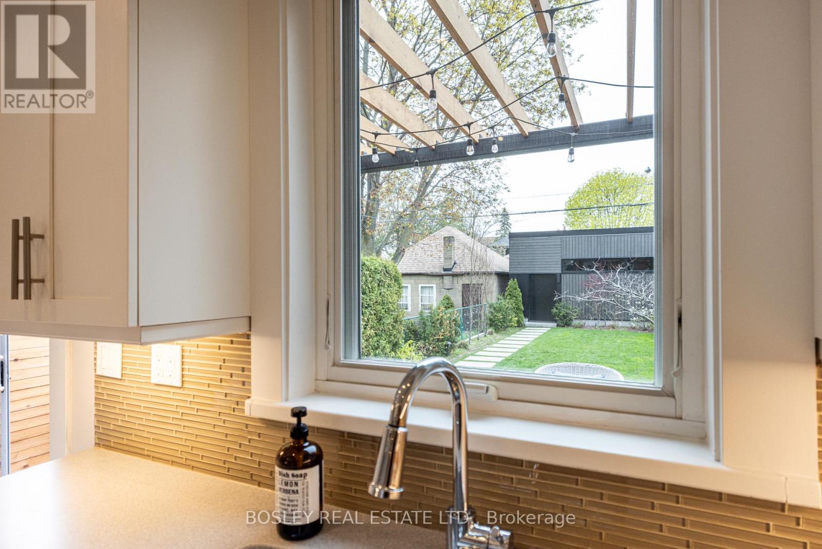 597 Durie Street, Toronto, Ontario  M6S 3H2 - Photo 16 - W13095406