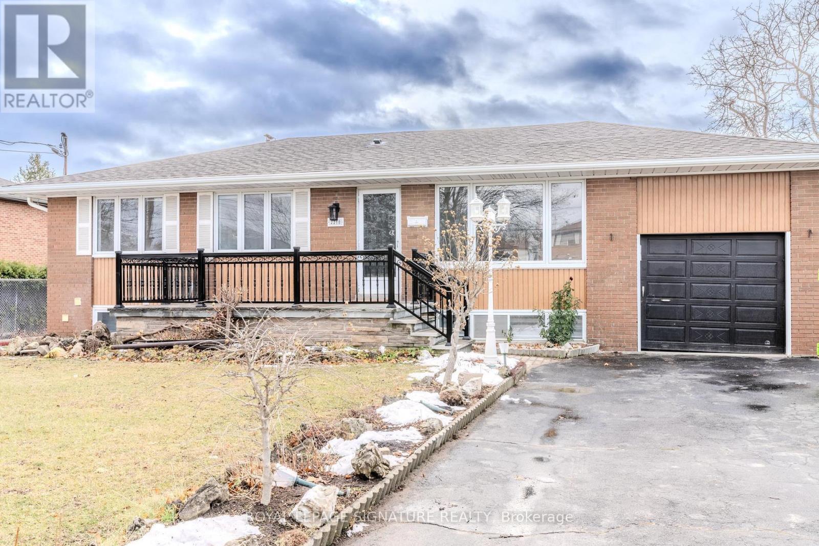 2218 CLIFF ROAD, Mississauga, Ontario