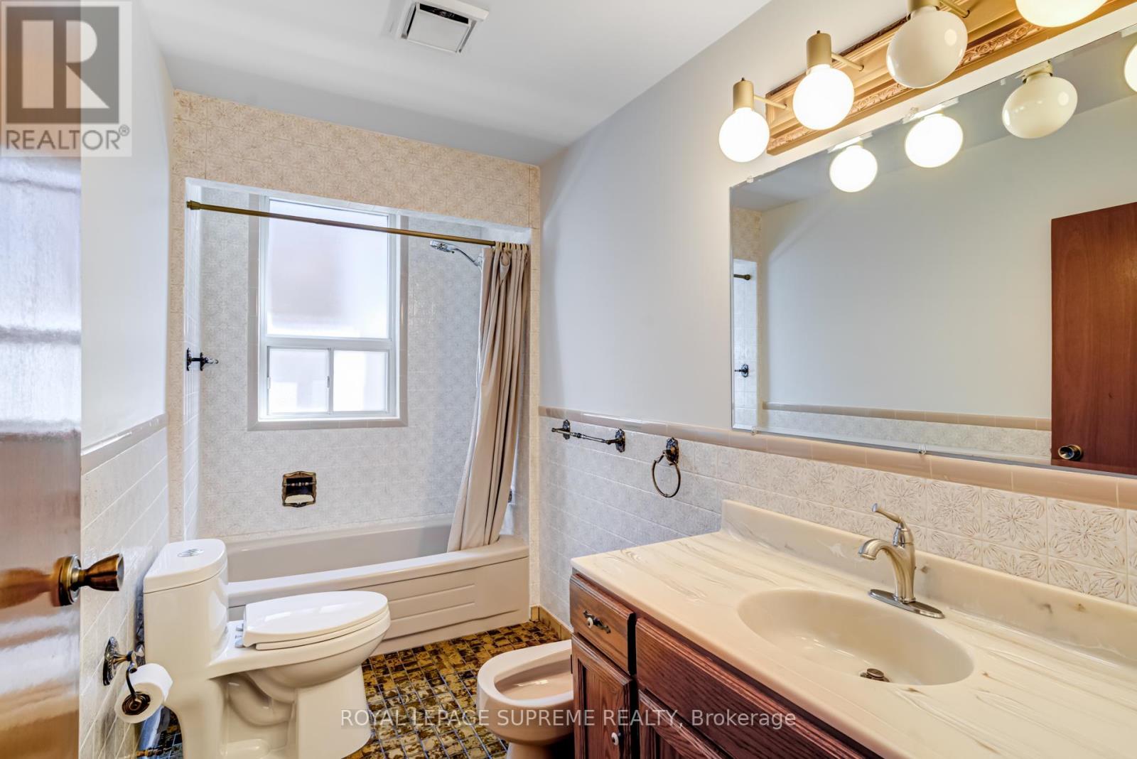 Upper - 160 Shanly Street, Toronto, Ontario  M6H 1S9 - Photo 15 - W13095448