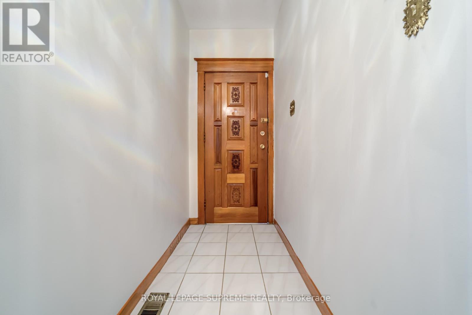 Upper - 160 Shanly Street, Toronto, Ontario  M6H 1S9 - Photo 2 - W13095448