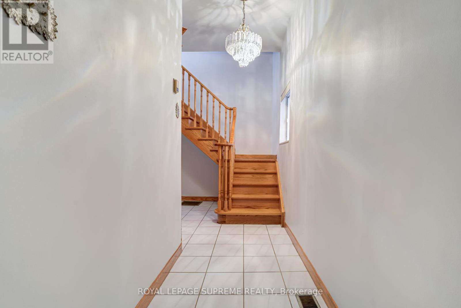 Upper - 160 Shanly Street, Toronto, Ontario  M6H 1S9 - Photo 3 - W13095448