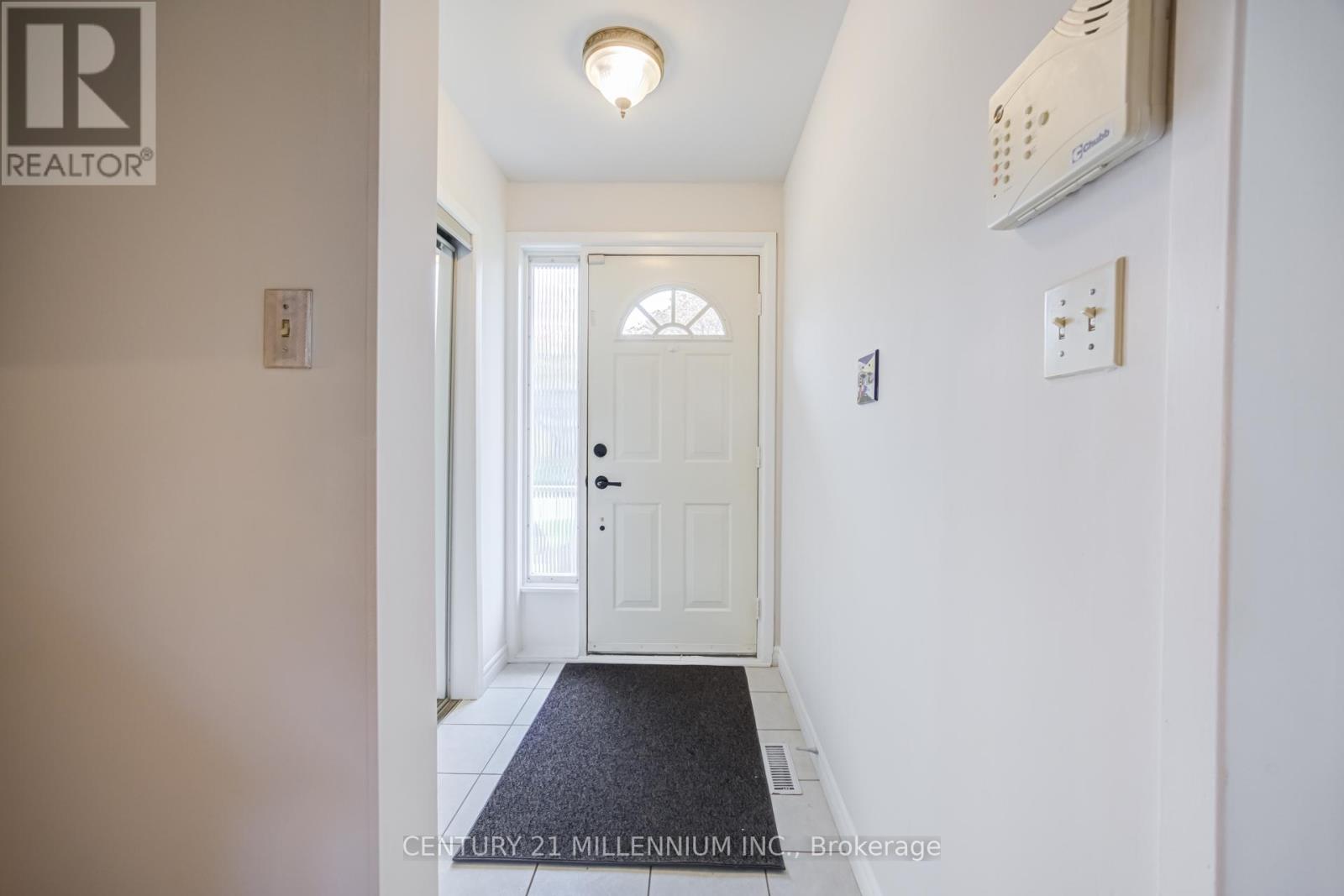 39 Greystone Crescent, Brampton, Ontario  L6Y 2B2 - Photo 4 - W13095614