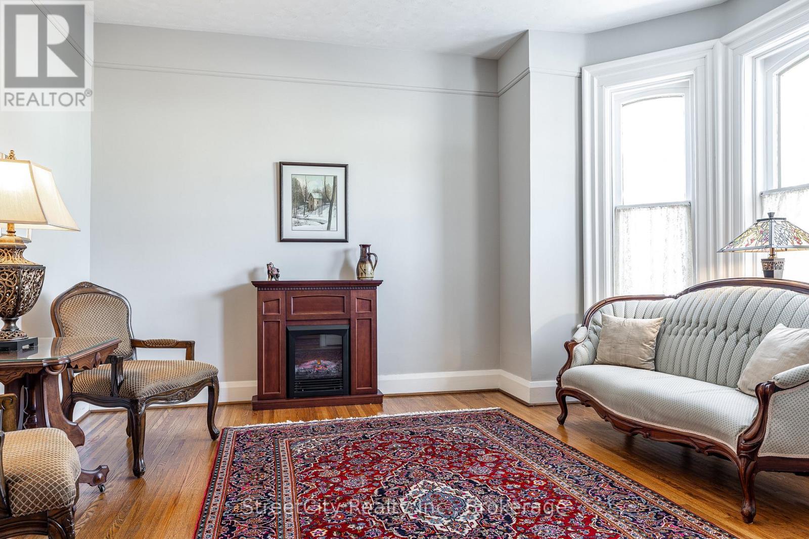 67 Douro Street, Stratford, Ontario  N5A 3R2 - Photo 6 - X12860956