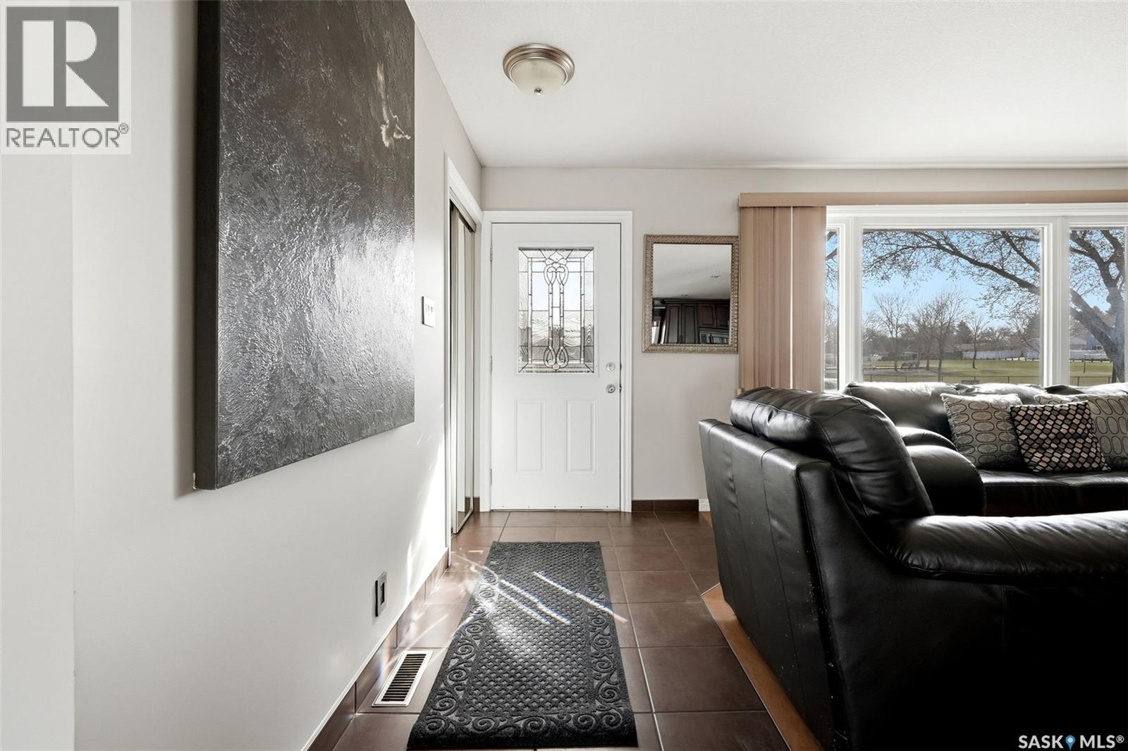 730 Mcintosh Street N, Regina, Saskatchewan  S4R 5Z4 - Photo 2 - SK035120