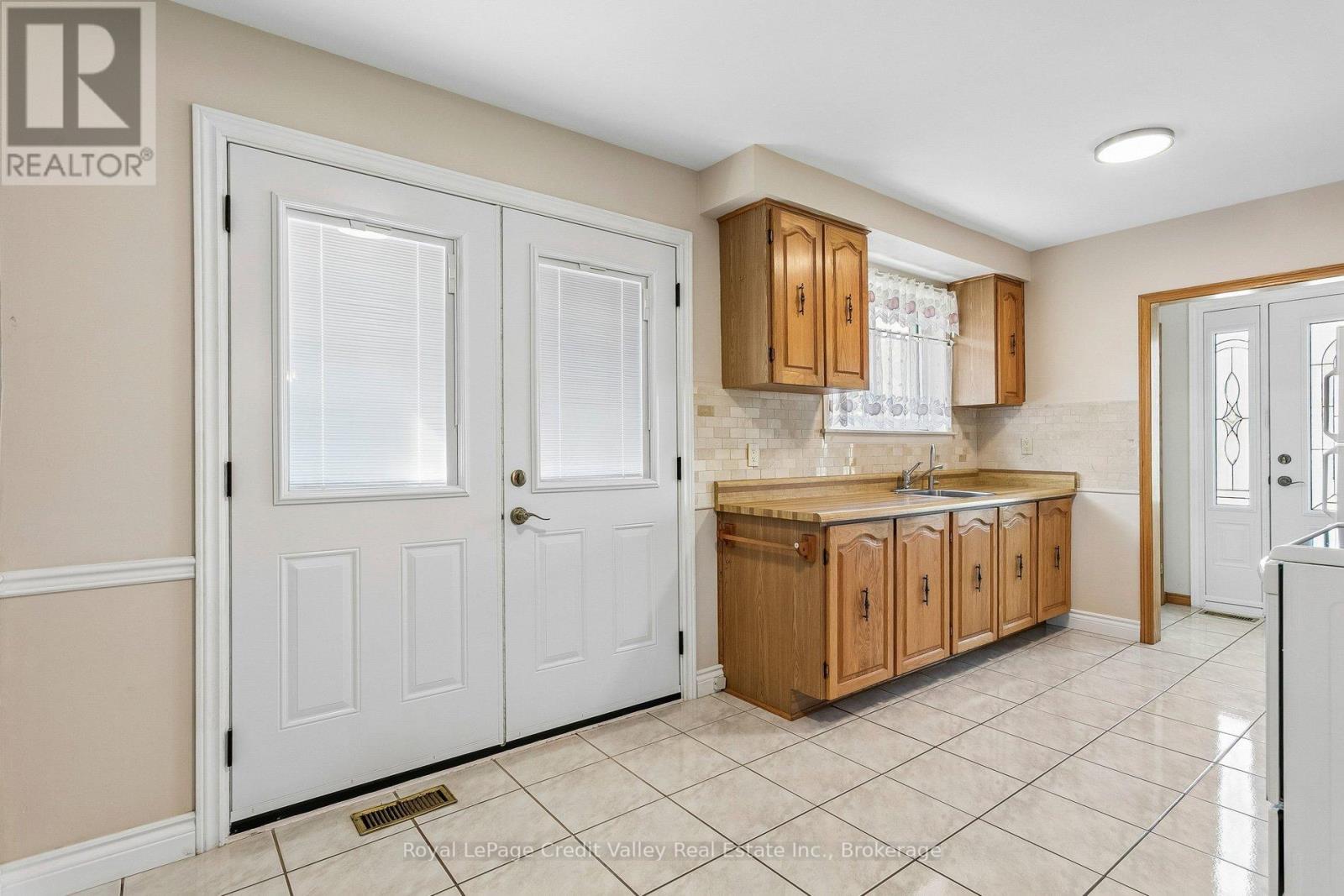 27 Grange Drive, Brampton, Ontario  L6X 2H1 - Photo 9 - W13095960