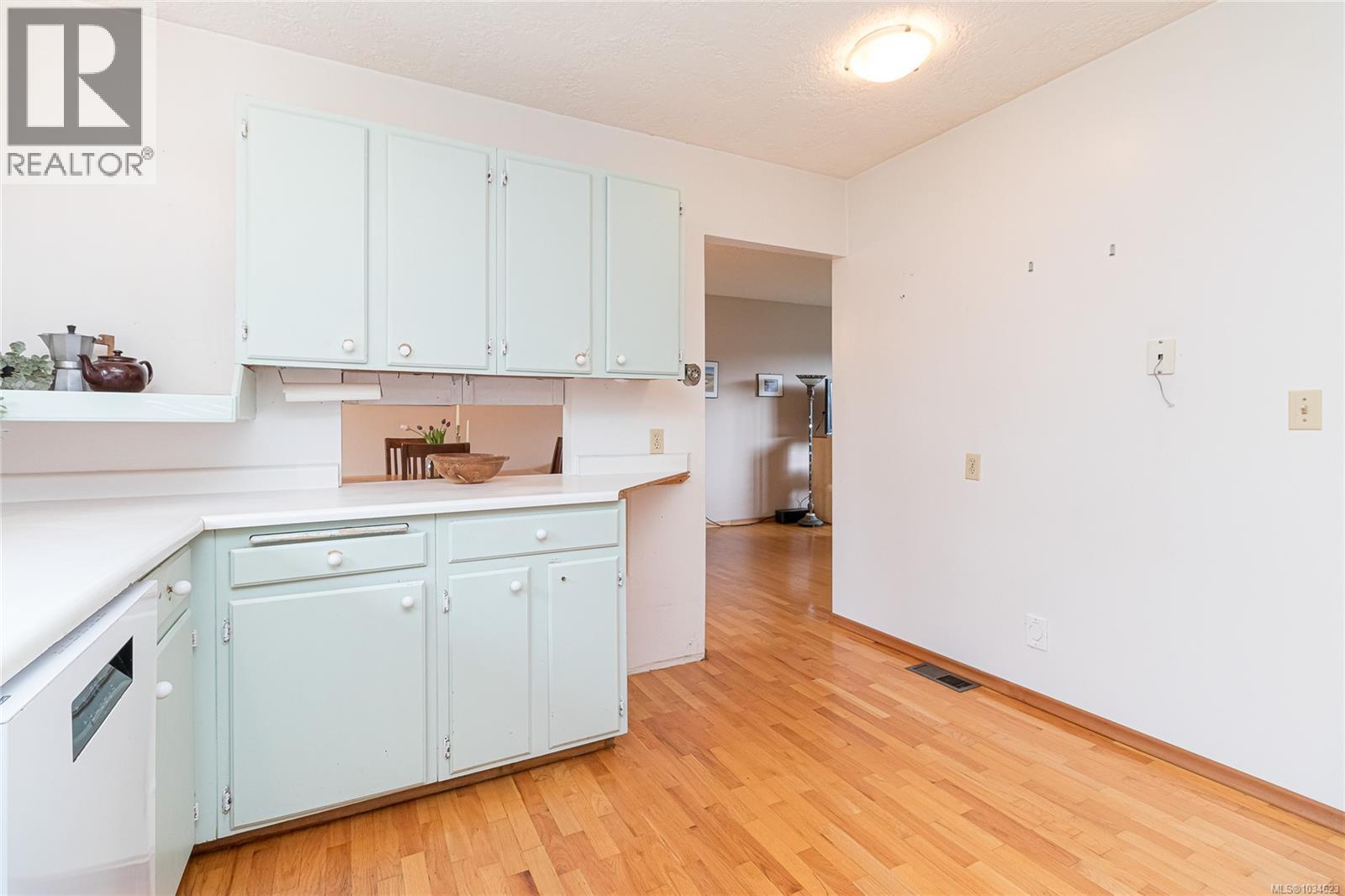 10046 Judson Pl, Sidney, British Columbia  V8L 3M3 - Photo 11 - 1034623