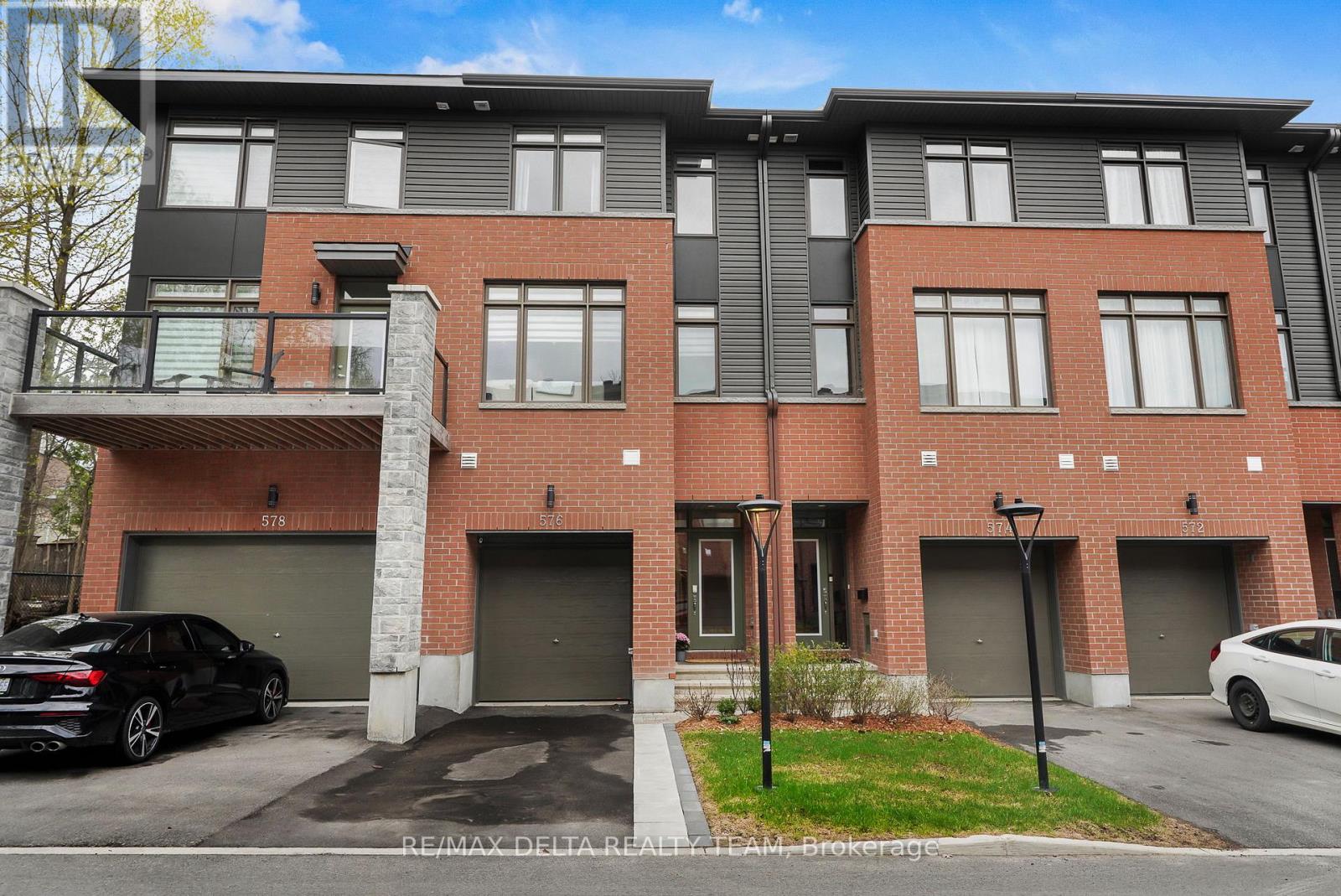 576 Halo Private, Ottawa, Ontario  K1C 0C7 - Photo 1 - X13095776