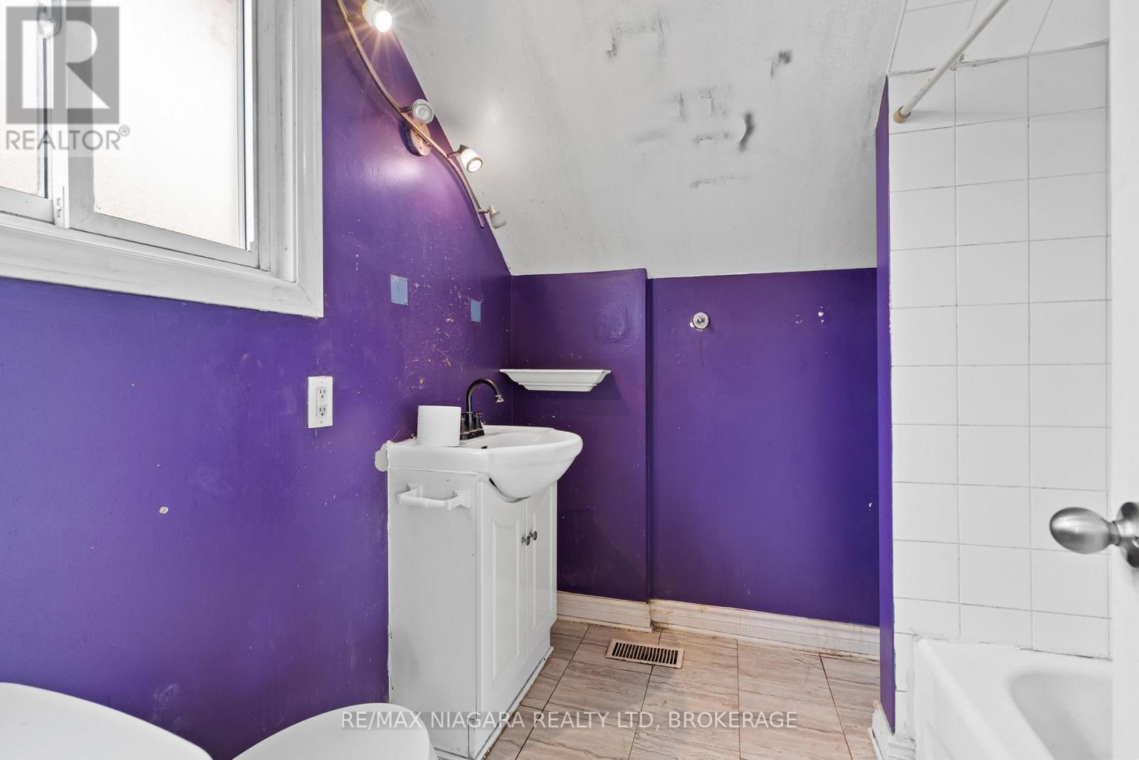 4904 Flynn Court, Niagara Falls, Ontario  L2E 3Z6 - Photo 12 - X13095678
