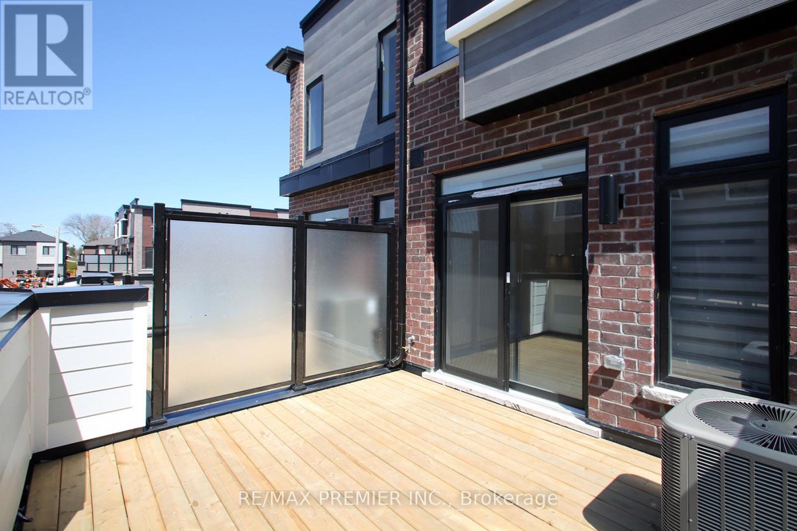 73 Akil Thomas Gardens, Toronto, Ontario  M1P 0G3 - Photo 3 - E13095880