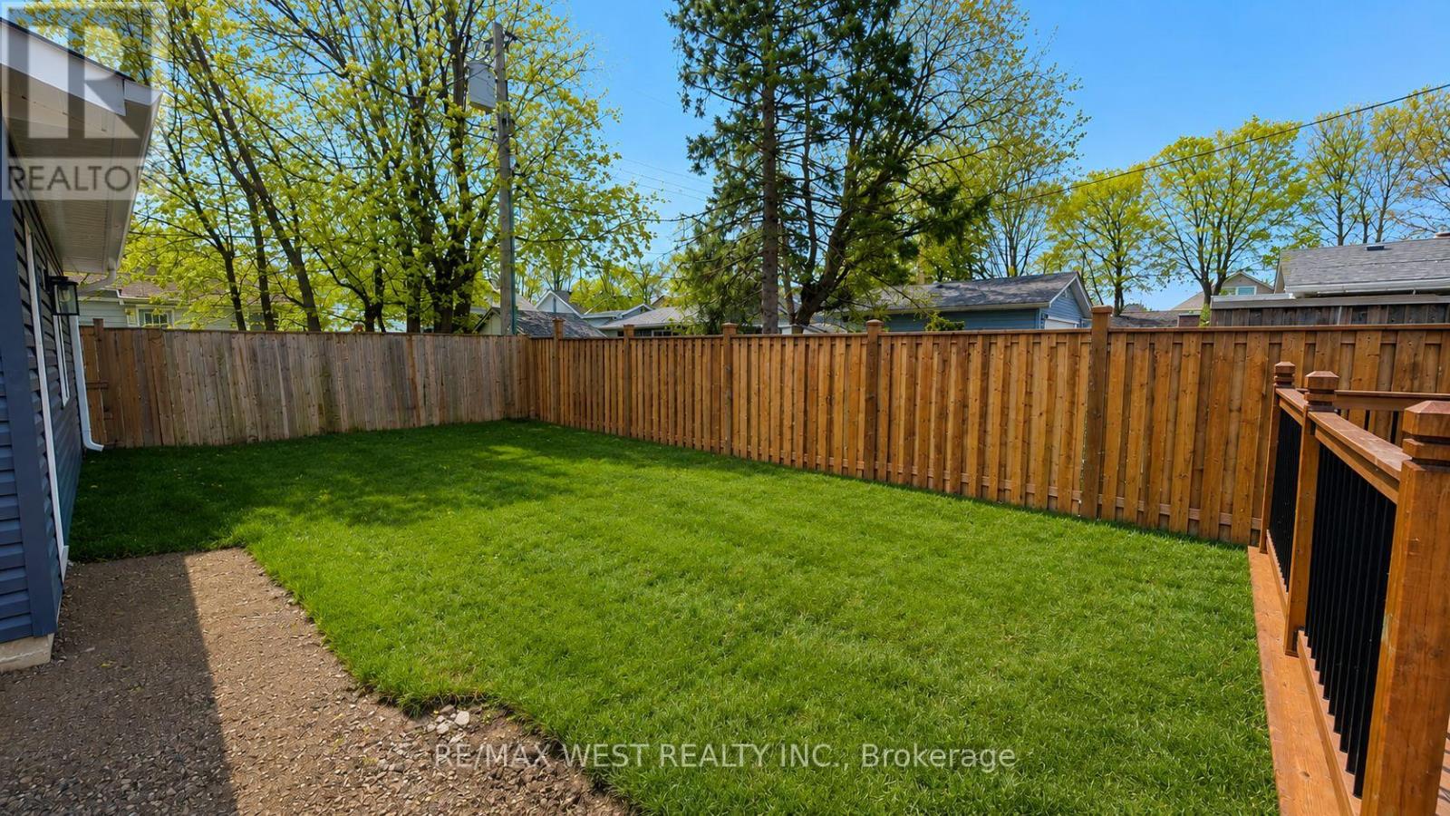 11 Pine Street, Ajax, Ontario  L1S 1X8 - Photo 35 - E13095964