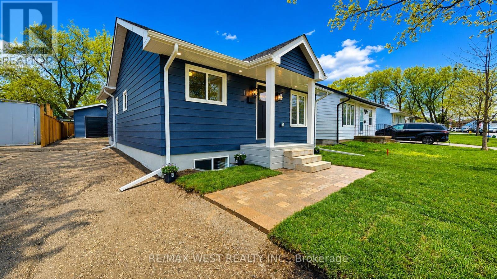 11 Pine Street, Ajax, Ontario  L1S 1X8 - Photo 4 - E13095964