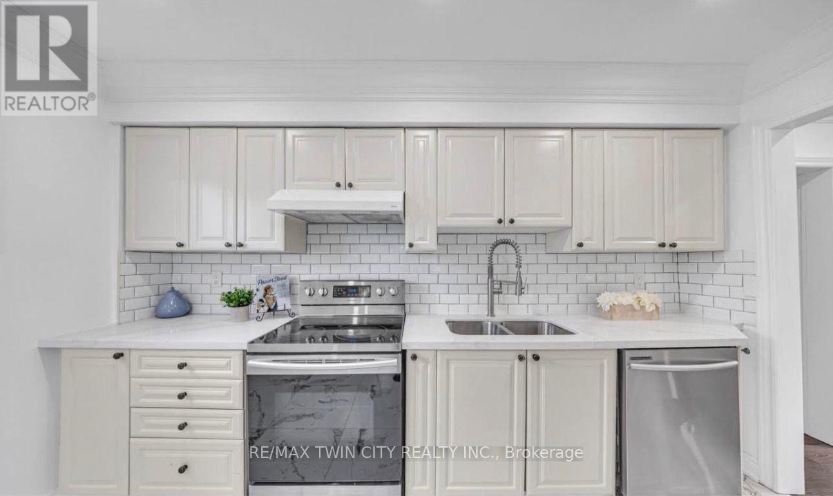 962 Midland Avenue, Toronto, Ontario  M1K 4G3 - Photo 4 - E13096064