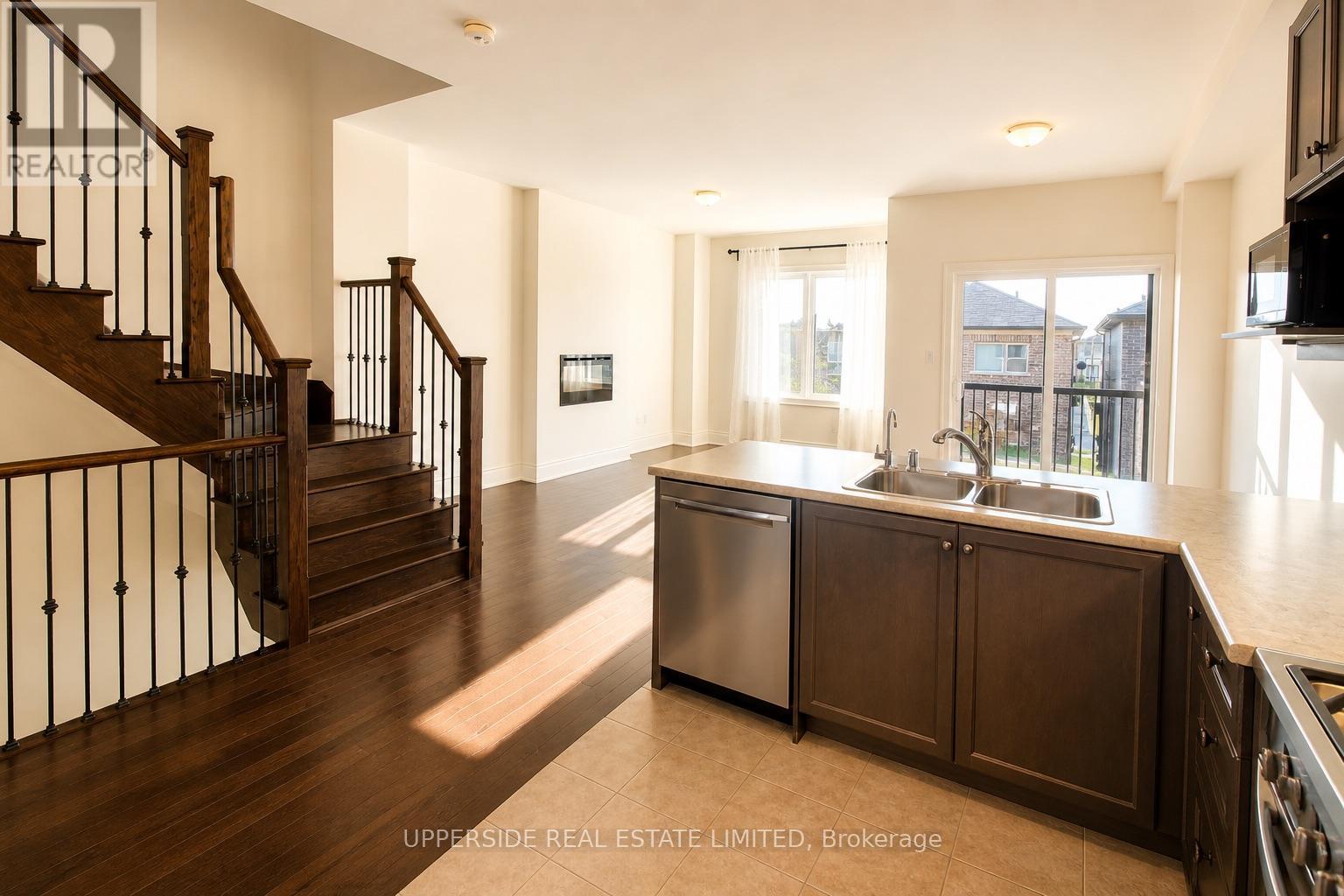 52 Vantage Loop Street, Newmarket, Ontario  L3X 0K8 - Photo 2 - N13096004