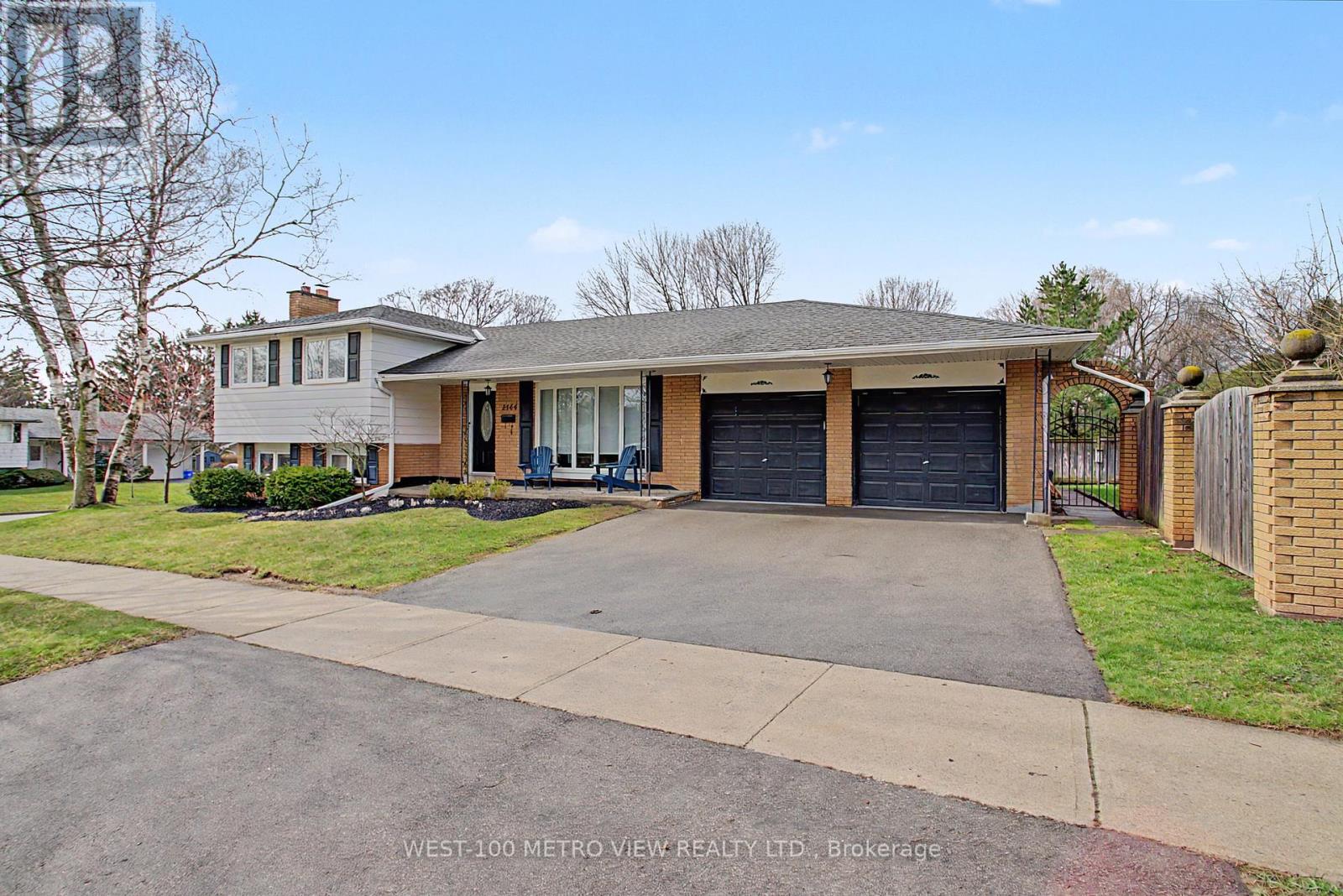 2144 Sandringham Drive, Burlington, Ontario  L7P 1T9 - Photo 2 - W13095920
