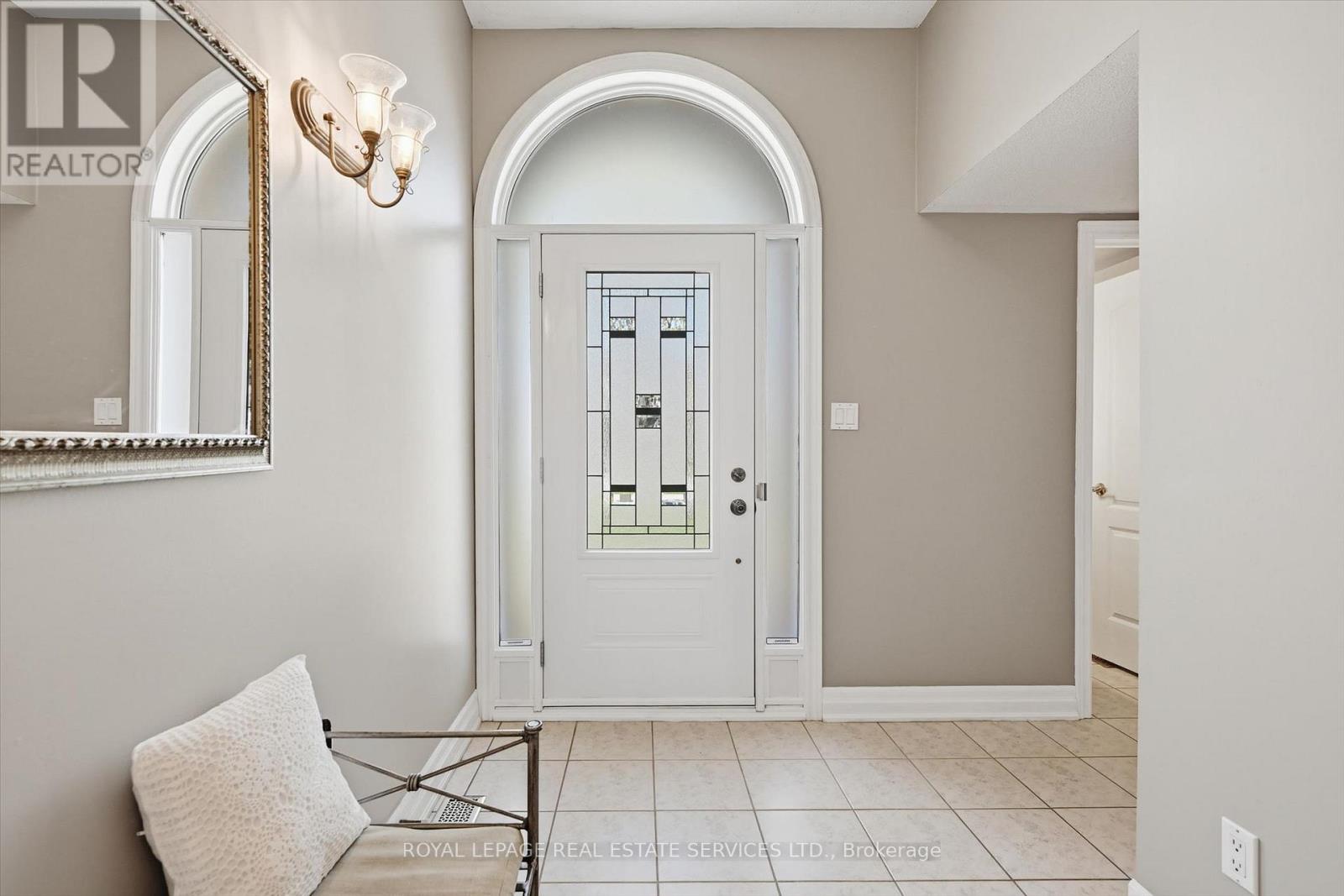 2605 Longridge Crescent, Oakville, Ontario  L6H 6S1 - Photo 3 - W13096068