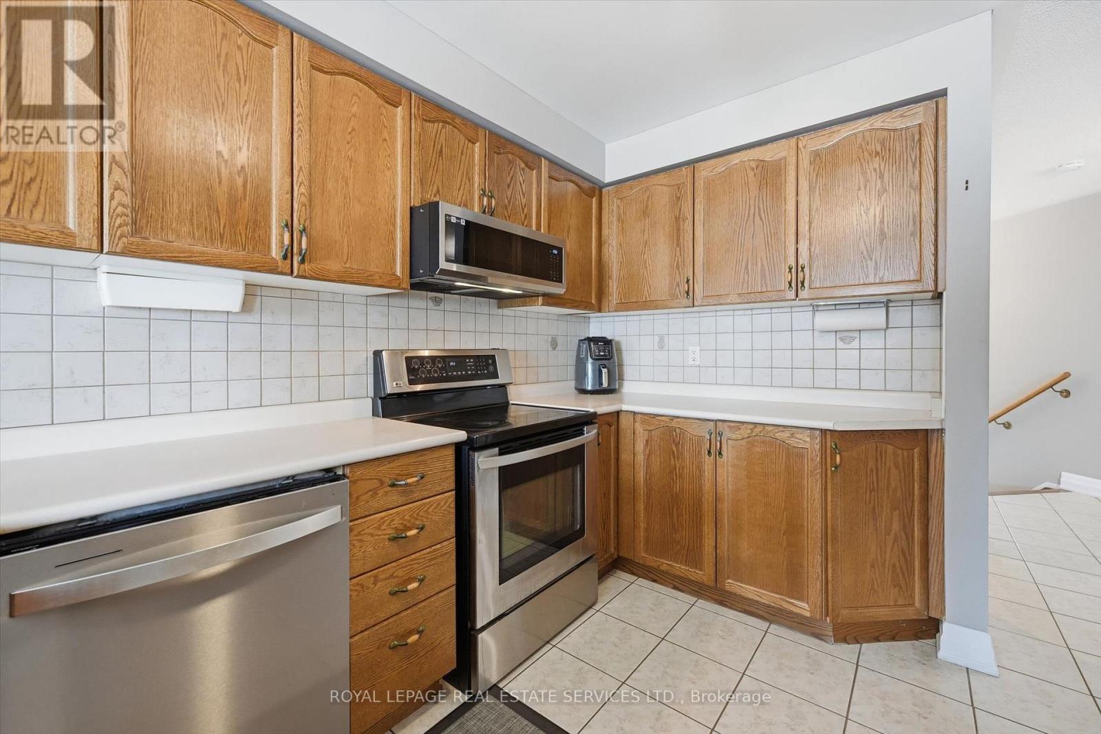 2605 Longridge Crescent, Oakville, Ontario  L6H 6S1 - Photo 7 - W13096068