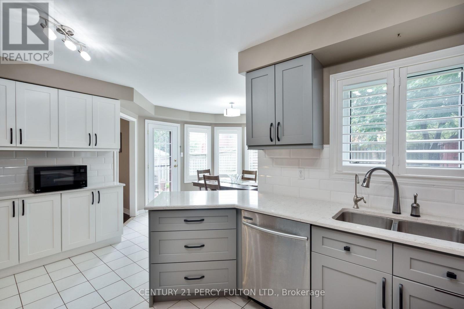 54 Cityview Circle, Barrie, Ontario  L4N 7V1 - Photo 9 - S13024080