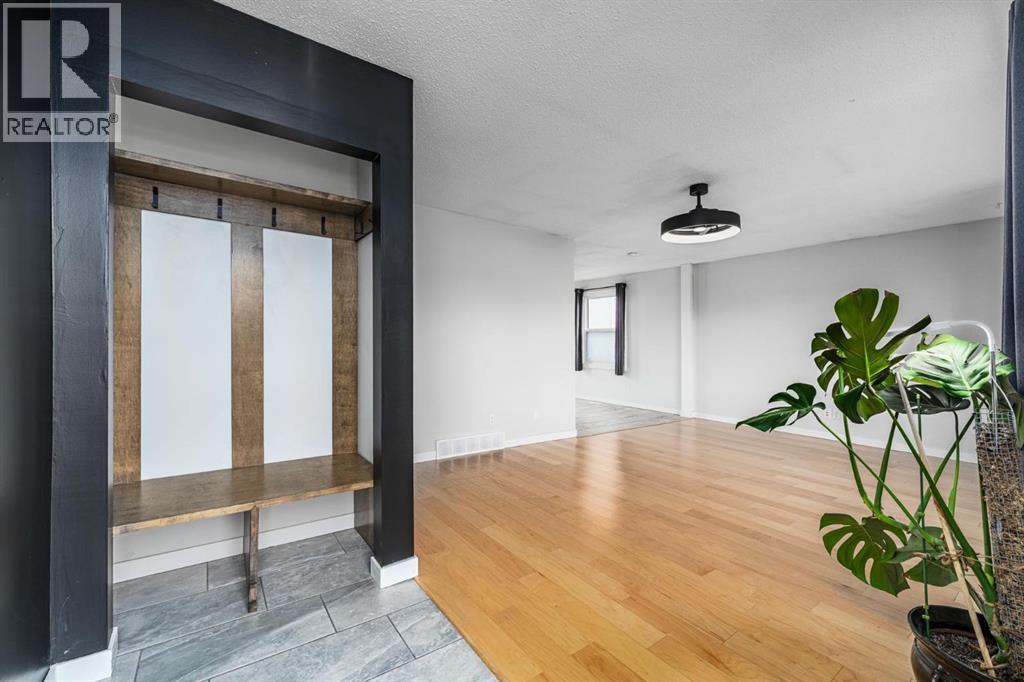 5207 5 Avenue Se, Calgary, Alberta  T2A 4X9 - Photo 4 - A2308700